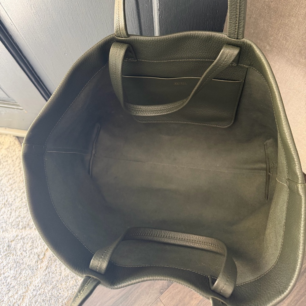 Cuyana Easy Tote in “Dark Olive” - Picture 4 of 9